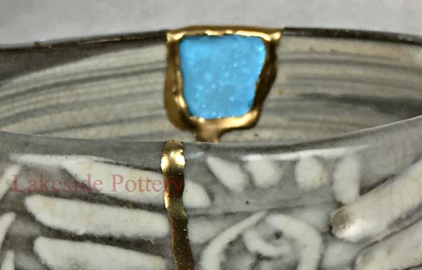 repaired chawan jewelry bowl with gold effect for sale - kintsugi Kintsukuroi wabi-sabi art