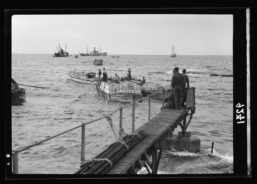 Orange crates being carried from Jaffa to ships in 1936
