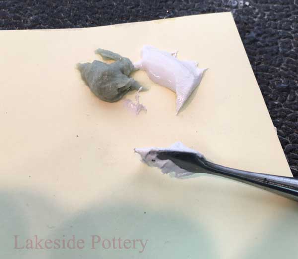 Mix well the epoxy filler two even parts